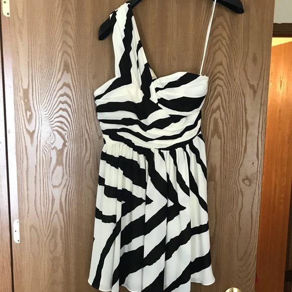 Black and White Express Dress - Picture 2 of 4